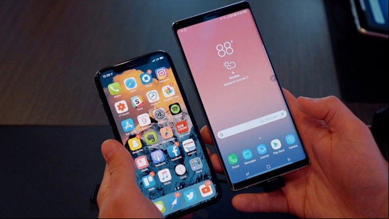 Fan de Samsung estalla: su Galaxy de 2018 de 1.000 euros no se actualiza y un iPhone de 2015 sí
