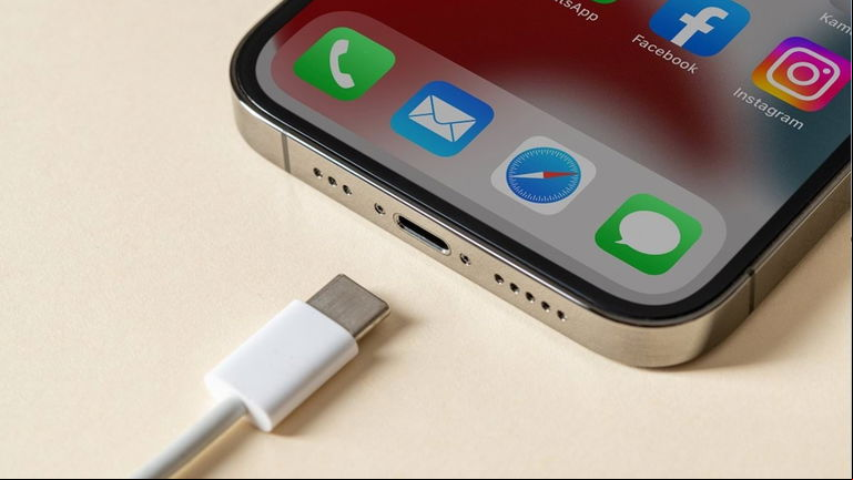 Para cargar tu iPhone 15 Pro más rápido tendrás que comprar un cable USB-C Thunderbolt por separado