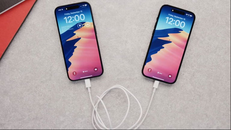 El iPhone 15 puede cargar otro iPhone y también un smartphone Android