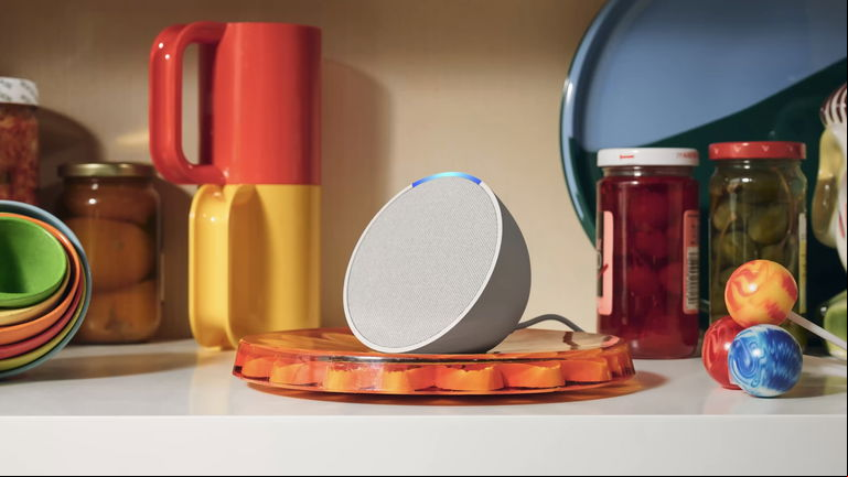 Poner Alexa por menos de 40 euros en cualquier lugar, una bombilla inteligente por 5 euros o un enchufe inteligente por céntimos: así son los nuevos chollos que están triunfando en Amazon
